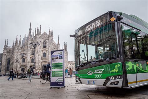 vetrina dior firenze|Bus elettrico sfonda vetrina in piazza Duomo a Firenze.